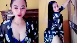 Nona Inong Meremas Payudara Dengan Bra Biru Yang Menggoda