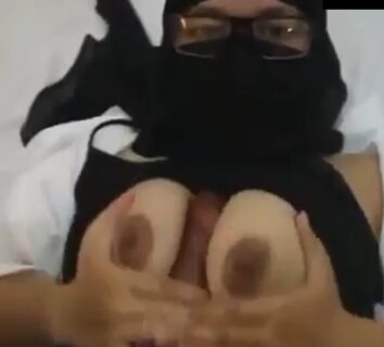 Tante Berjilbab Cadar Goyang Ranjang