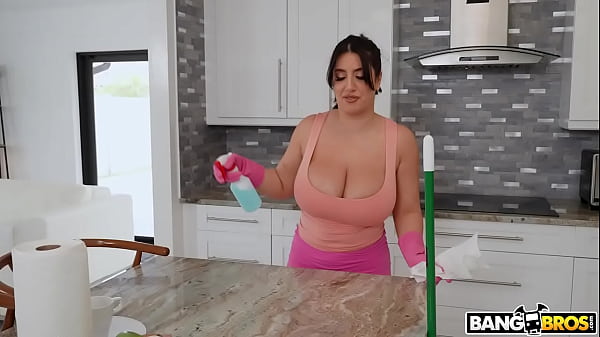 Pelayan Cantik Menggoda Demi Uang Tunai!