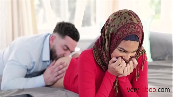 Maya Farrell: Adik Tiri Perawan Berhijab Yang Kugentot