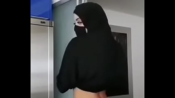 Mamãe De Hijab Peituda Se Exibe Sensual