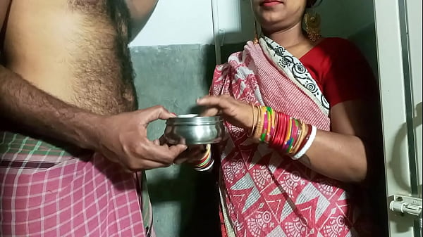 ससुर ने बहू से कहा पीठ पर तेल लगा दो, फिर गेट पर ही जोरदार चोदाई की!