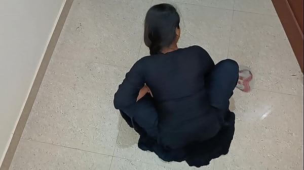 Gadis India Seksi, Pembersih Ranjang Dan Tubuh Pemilik Kamar Dengan Suara Erotis Menggoda