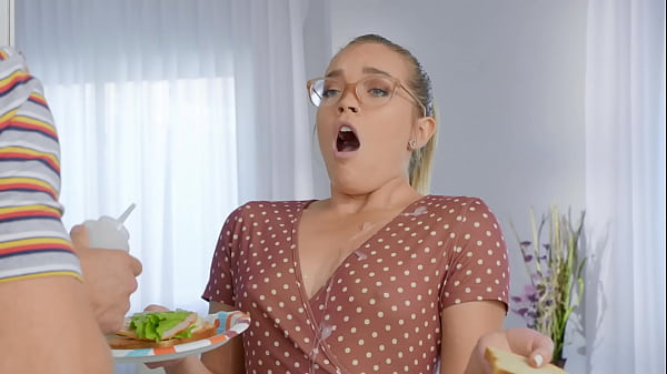 Dia Suka Dikentot Di Dapur / Adegan Panas Dari Brazzers