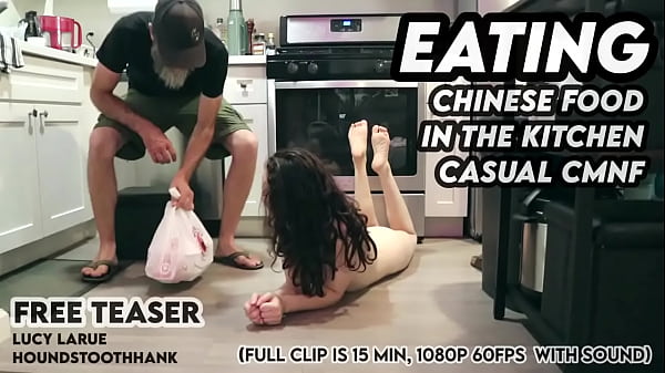 Makan Makanan Cina Di Dapur Dengan Atasan Terbuka Dan Celana Dalam