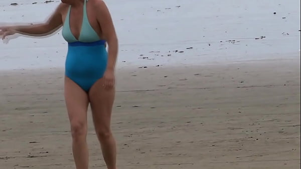 Menggunduli Bulu Kemaluanku Di Pantai, Lalu Telanjang Dan Merangsang Diri Sebelum Digilir Kakak Ipar