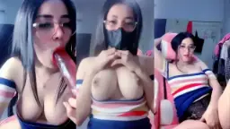 Rosalinda Seksi Montok Dengan Payudara Menggoda