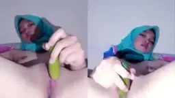 Ukhti Lagi Sange Colmek Timun Sambil Ngacir Di Kamar.