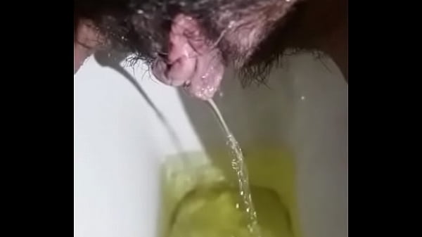 Desi Cewek India Lagi Pipis, Becek Basah Kena Paha