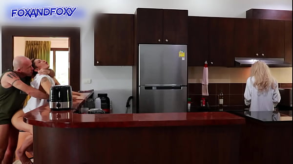 Hampir Ketahuan Ngentot Dubur Dan Ejakulasi Di Dapur Dekat Ibu Mertua Lagi Masak