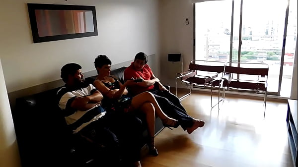 Tidak Ada Acara Seru Di Tv, Jadi Aku Selesaikan Dengan Tukang Ledeng Dan Teman Suamiku, Kami Beraksi Gila-gilaan