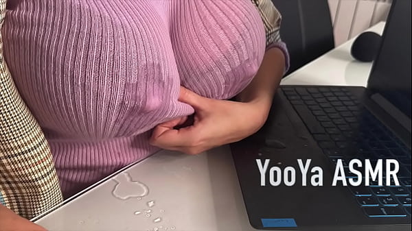 Ibu Tiri Menggoda Anak Tirinya Di Kantor, Memamerkan Puting Susu Dan Merangsang Kontol Besarnya Dengan Handjob