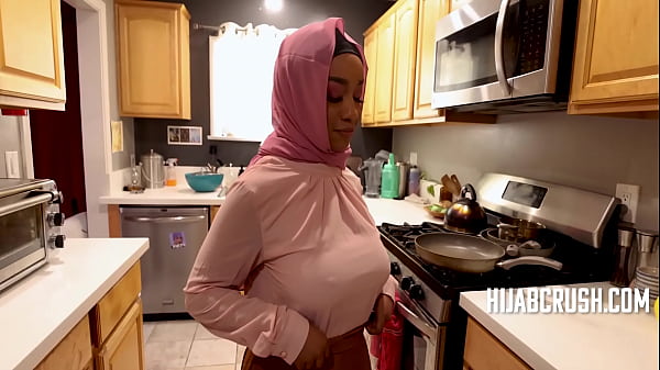 Lily Starfire, Si Hitam Manis Berhijab Yang Jago Naik