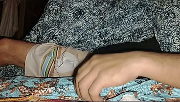 Malam Ini, Ibu Tiri Mainin Gue Enak Banget, Lalu Gue Masukin Dua Jari Ke Memeknya Sampe Keluar Air.