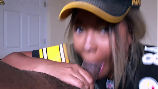 Steelers Lagi Jago Banget Musim Ini, Jadi Aku Mau Rayain Dengan Kasih Blowjob Yang Bikin Basah Kuyup!