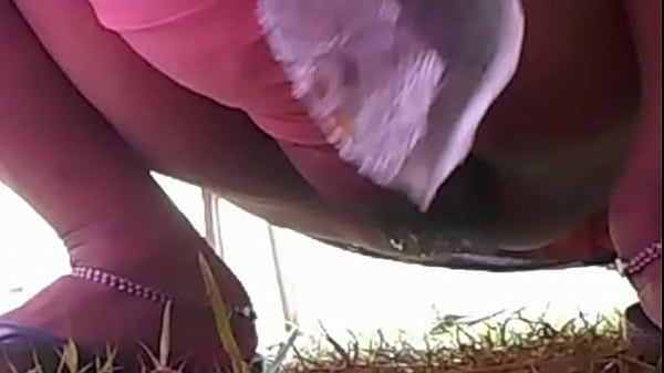 Desi Buang Air Kecil Dengan Liar
