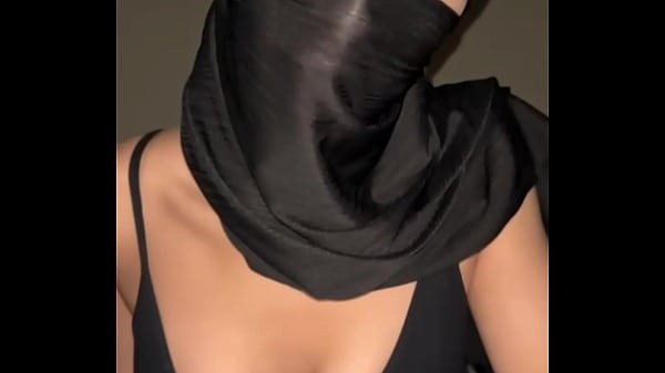 Coba Lihat Ini, Arab Muslim Berhijab Tapi Dadanya Montok Banget Bikin Ngiler.