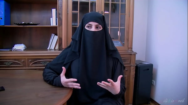 Kesepakatan Abad Ini Ditutup Dengan Ciuman Arab Berjilbab Yang Menggoda – Lilimissarab