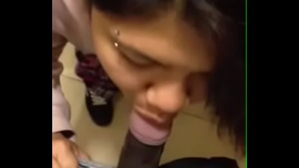 Desi Cewek Nikmatin Blowjob Basah