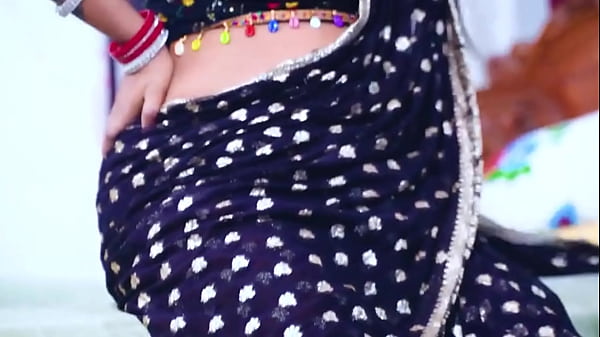 Bokep India: Tante Seksi Montok Digituin Sambil Masak Di Dapur