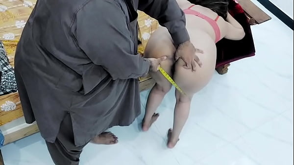 Bajingan Penjahit India Ngewe Cewek Desa Gawar, Pantat Gede Kayak Pelacur, Keras Dan Kasar Gaya Doggy, Suara Hindi Jelas Ngomong Mesum.