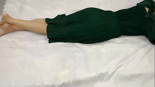 Malam Itu, Adik Tiri 18 Tahunku Sendirian Di Kamar, Aku Pun Masuk Dan Memuaskan Nafsu Di Selangkangannya.