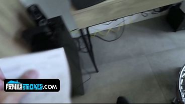 Gadis Kecil Bertubuh Mulus Menggoda Ayah Tirinya Dengan Lekuk Tubuh Seksi