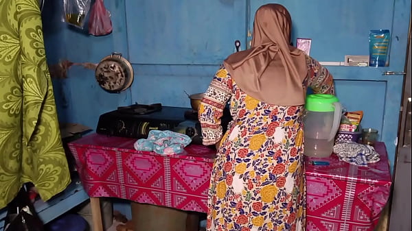 Ngentot Istri Temen Sendiri Pas Lagi Masak, Nikmat Banget Rasanya.