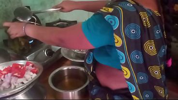 Istri India Masak Sambil Main Sama Pacar, Bikin Dapur Makin Basah.