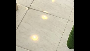 سباك وصاحبه ينيكو شرموطة مصرية صاحبة البيت، صوتها واضح وجسمها يهيج