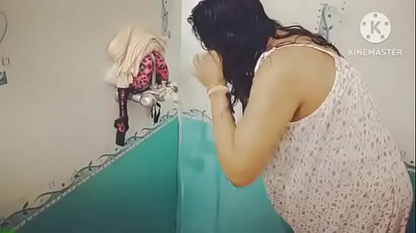 Desi Mandi Basah Kering, Bibir Nih Nganga Nganga.