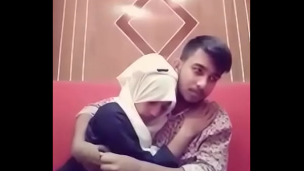 Desi Cewek Dan Cowok Lagi Ciuman Panas Di Hotel, Bibir Nempel Basah, Badan Merapat Erat.