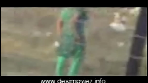 Desi Cewek Buang Air Di Luar, Bikin Greget Lihatnya.
