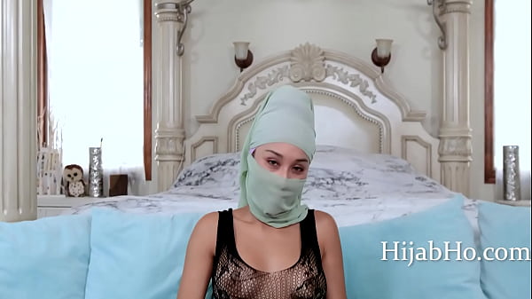 Ibu Tiri Berhijab Bikin Tenang – Cali Lee, Sentuhan Hangat Bikin Merinding