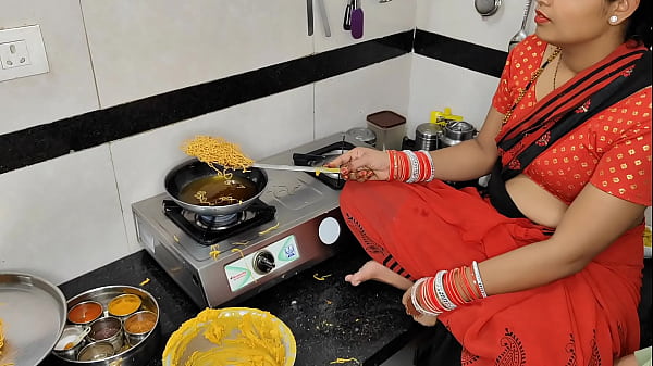 Komal Lagi Bikin Gorengan Pas Diwali, Si Adik Ipar Tega Ngambil Kakak Ipar Sambil Ngintipin.