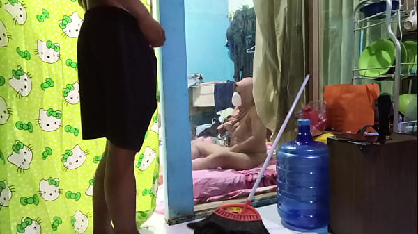 Ngentot Istri Teman Yang Lagi Sibuk Colmek Sampe Muncrat.