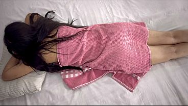 Nri Cewek Gede Pantatnya Dipijit Sama Pelayan, Terus Kontolnya Dimasukin Ke Memek Sambil Pantat Digoyang-goyang.