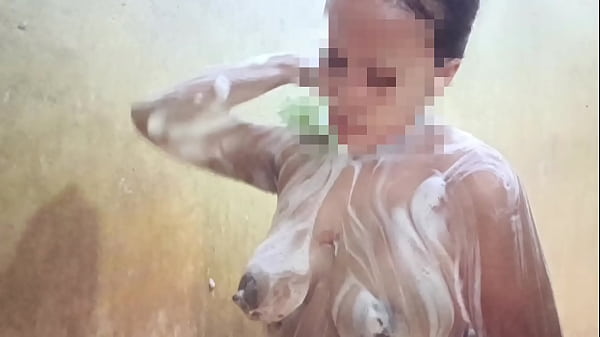 Lihatin Aku Mandi Ya Sayang, Biar Kamu Makin Ngiler Liat Basah-basahnya.