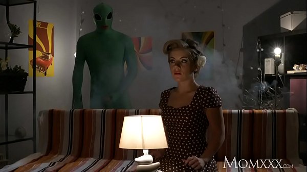 Ibu Rumah Tangga Kesepian Dirayapi Alien Saat Halloween, Makin Dalam Makin Nikmat.