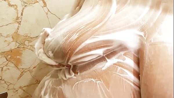 Desi Bhabhi Lagi Mandi, Basah Kuyup, Siap Digoyang.