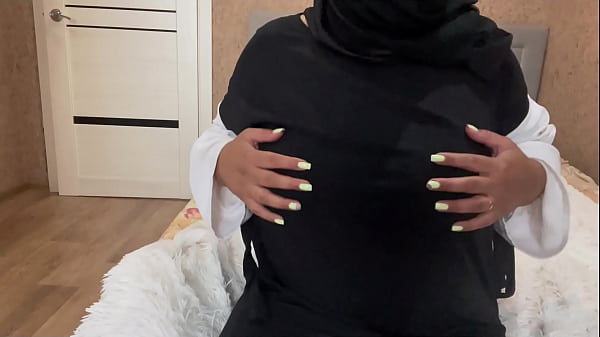 Arab Milf Jasmine, Crotch Terbuka, Nggak Pakai Celana Dalem