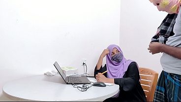 Bankir Cantik Berjilbab Digebukin Sama Petani Kampung, Crot Di Mana-mana