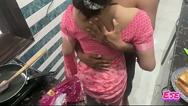 Desi Bhabhi Dapur Melengkung, Bikin Kuah Panas Sambil Nungguin Kontol Masuk.