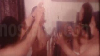 Aunties Pesta Seks Pake Potongan Film Biru Masahub, Joget Panas Sambil Digaruk-garuk.