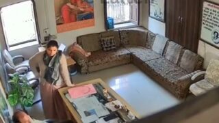 Kepala Sekolah Ngerasain Enaknya Di Ruang Kerjanya, Video Viral India Bikin Panas