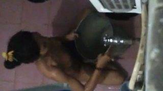 Tonton Video Pembantu India Lagi Mandi, Sengaja Diintip Dari Celah Pintu, Bikin Nafas Sesak.