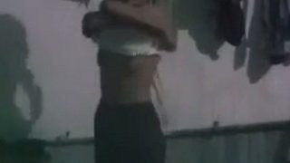 Video Desi Pembantu Lagi Mandi, Kamera Tersembunyi Bikin Makin Panas