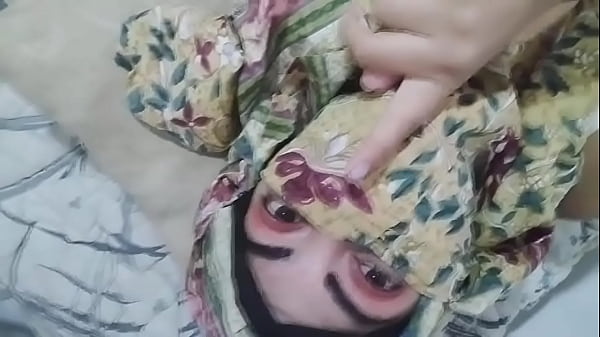 Ibu Hijab Arab Bergairah Mainin Memek Basah Sampai Keluar Air Pas Suami Lagi Sholat Di Kamar Lain