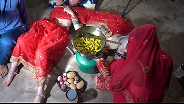 Ibu Tiri Desi India Lagi Ngentot Di Dapur Sambil Omongan Kotor Bahasa Hindi, Bikin Makin Panas.