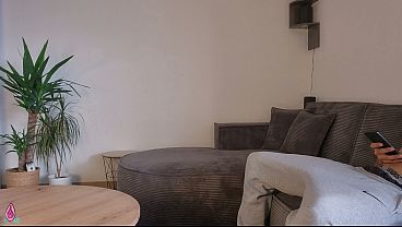 Ibu Tiri Lihat Kontol Anak Tiri Berdiri Pas Lagi Bersihin Rumah, Bantu Dia Keluarin Semua Di Pantat Gede Bulatnya.